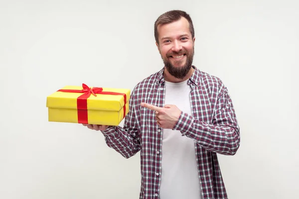 Retrato de homem barbudo bonito alegre apontando para wra amarelo — Fotografia de Stock