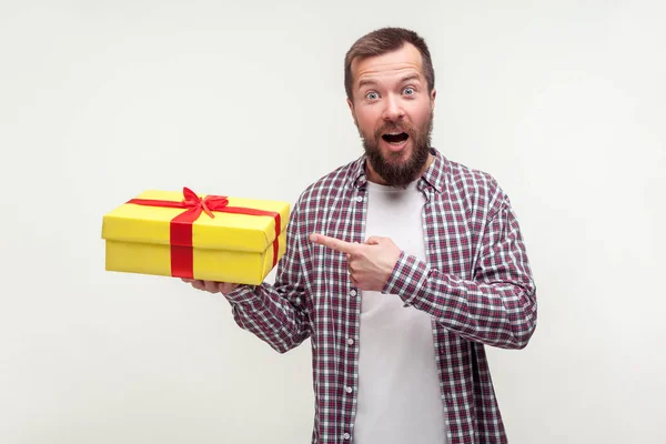 Retrato de hombre barbudo maravillado excitado apuntando a pre envuelto — Foto de Stock