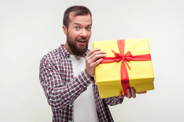 Портрет взволнованного удивленного бородатого мужчины распаковывает коробку с подарком — стоковое фото