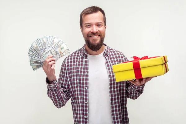 Cashback y regalo para el comprador. Retrato de hombre barbudo feliz ho — Foto de Stock