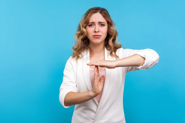 Tijd uit! Portret van bezorgde vermoeide vrouw fronsend in ongenoegen — Stockfoto