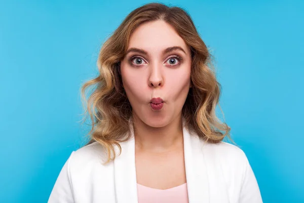 Portrait de drôle belle femme faisant visage de poisson avec lèvre de coulis — Photo