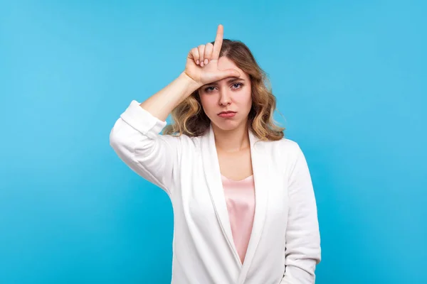 Ik ben een loser. Portret van depressieve vrouw doet loser gebaar, L fi — Stockfoto