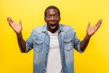 Vay canına, inanılmaz! Şaşırmış bir adamın portresi.