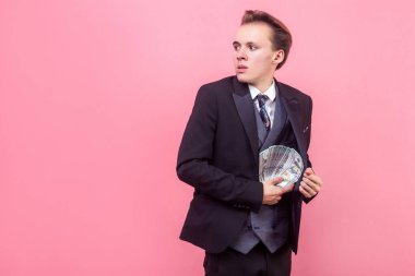 Su 'da para saklayan aç gözlü genç işadamının portresi.