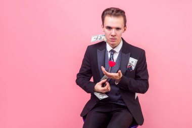 Para için aşk. Hayal kırıklığına uğramış mutsuz zengin bir adamın portresi. 