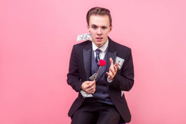 Bir sürü doları olan mutsuz zengin iş adamının portresi.