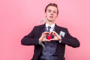 Para için aşk. Bir sürü parası olan mutsuz zengin bir adamın portresi.