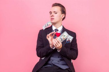 Aşk konseptini satın almak. Tatminsiz zengin bir adamın portresi