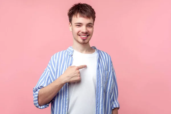 Dit ben ik! Portret van een vrolijke zelfverzekerde bruinharige man — Stockfoto