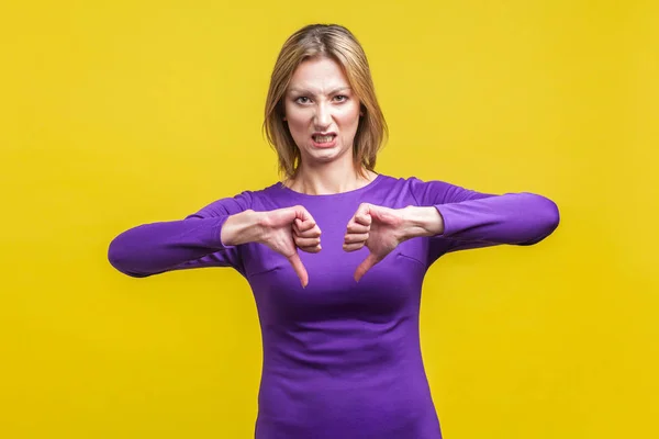 N'aime pas ! Portrait de femme mécontente bouleversée avec les pouces baissés . — Photo