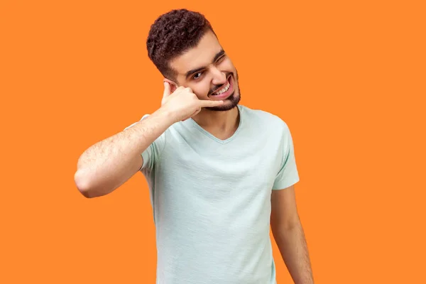 Bel mij! Portret van vrolijke speelse brunette man maken gebaar w — Stockfoto