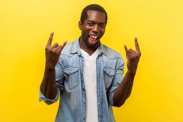 Retrato de loco emocionado alegre hombre mostrando rock and roll ges —  Fotos de Stock