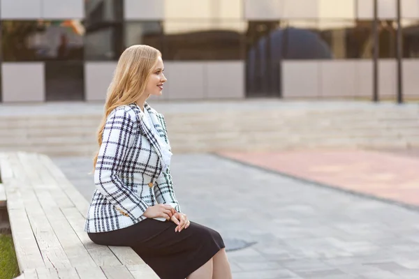 Vista lateral de hermosa elegante exitosa mujer de negocios sentada — Foto de Stock