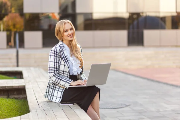 Retrato de elegante confiada hermosa mujer de negocios sentada en — Foto de Stock