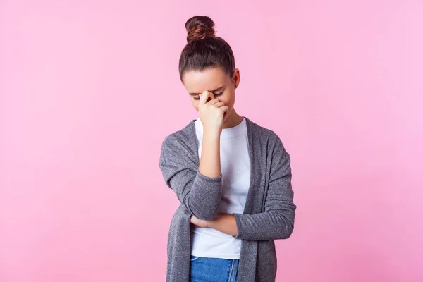 Portrait of upset brunette teenage girl hiding face in hand cryi — Stockfoto