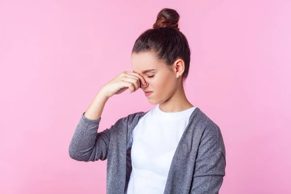 Bad breath, stink. Portrait of brunette teenage girl standing wi — Stockfoto
