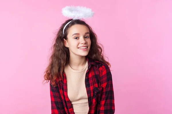 Portré édes bájos tizenéves lány játék glória fej felett — Stock Fotó
