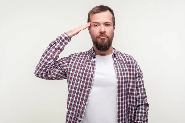 Ja, sir! Portræt af unge patriotiske mand gør honnør gestus en - Stock-foto