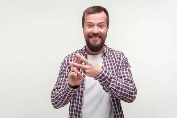 Símbolo de haxixe. Retrato de homem barbudo sorridente feliz mostrando hasht — Fotografia de Stock