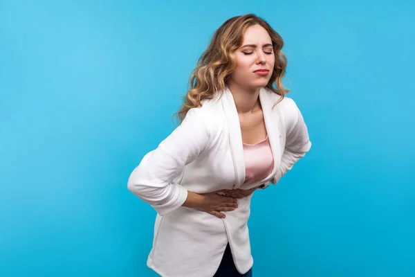 Bolest břicha. Portrét nemocné ženy trpící bolestí břicha — Stock fotografie