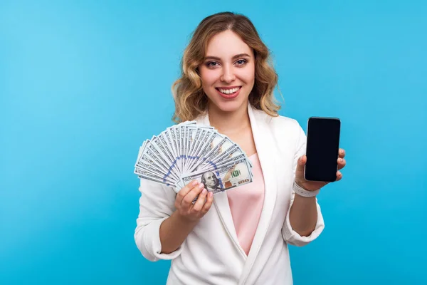 Pagamento online, transação em dinheiro. Retrato de mulher positiva sh — Fotografia de Stock