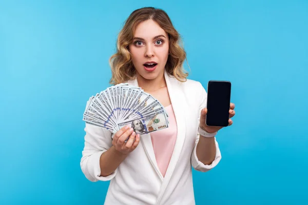 Pago en línea. Retrato de mujer feliz asombrada mostrando dólares a —  Fotos de Stock