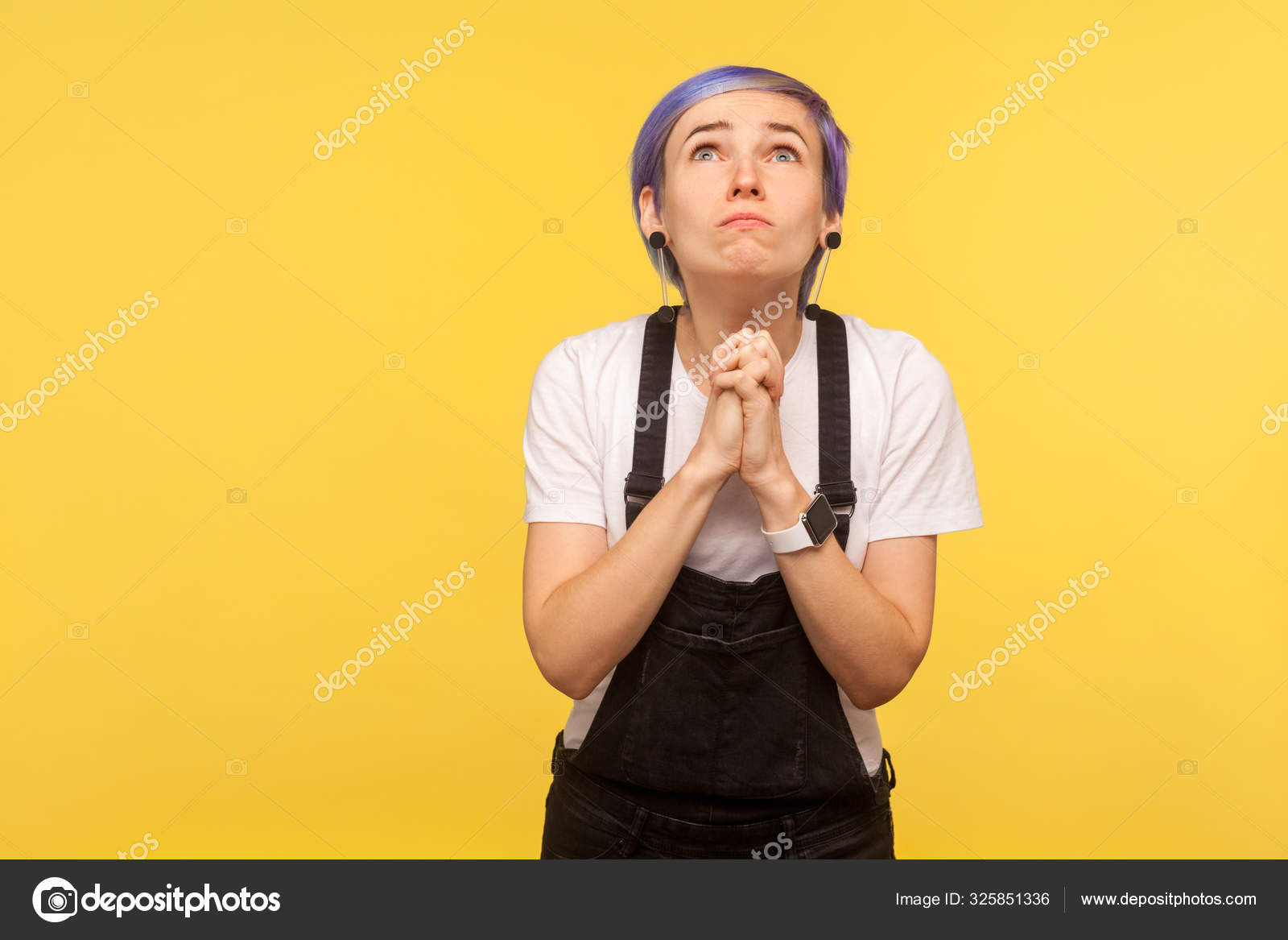求你了我求你了 嬉皮士女人抬起头来看残疾的画像 图库照片 C Khosrork 求你了我求你了 嬉皮士女人抬起头来看残疾的画像 图库照片 C Khosrork