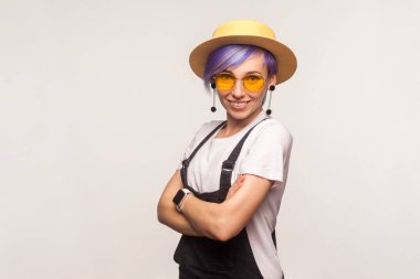 Güzellik ve tarz. Çekici moda hippi kız Standi 'nin portresi.