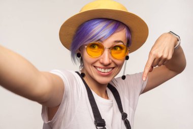 Çekici hippi kızın portresi selfie ya da mak çekiyor.