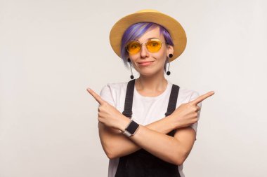 Çekici, pozitif hipster kızın portresi çapraz duruyor. 