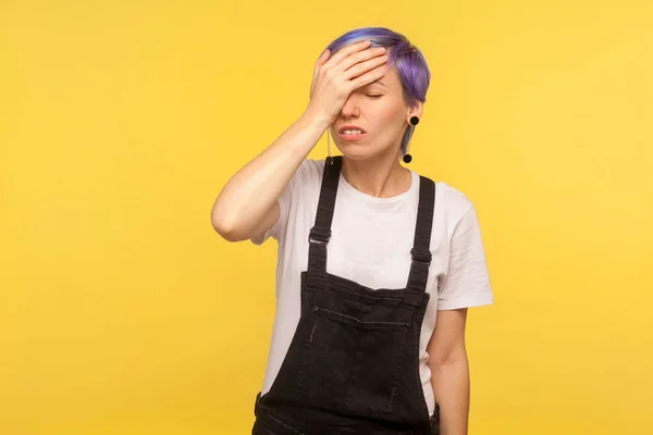 Facepalm. Porträt eines vergesslichen Hipster-Mädchens, das die Hand hält für — Stockfoto