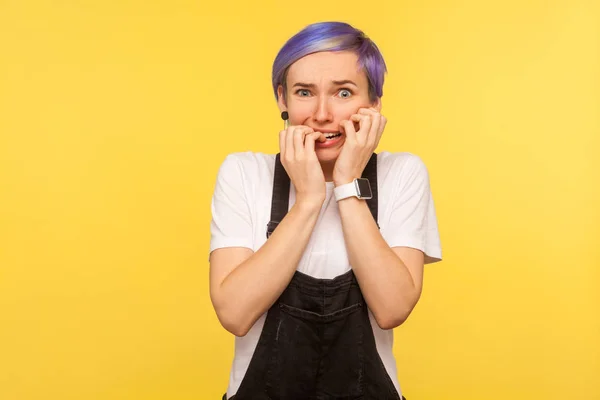 Retrato de nerviosa chica hipster preocupado mordiendo uñas dedos, l —  Fotos de Stock