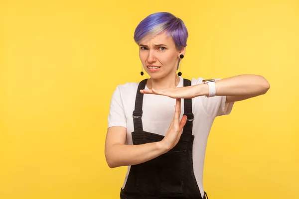 Porträt einer müden Hipster-Frau mit Timeout-Geste — Stockfoto