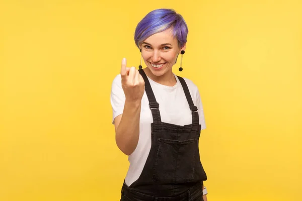 ¡Ven a mí! Retrato de chica hipster alegre amistoso mostrando b —  Fotos de Stock