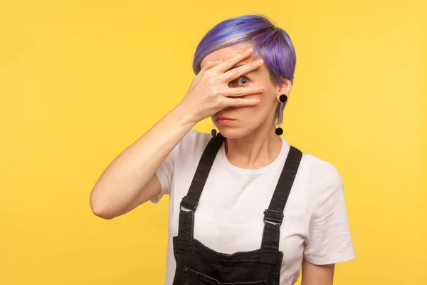 Retrato de intrometida hipster menina olhando através de dedos w — Fotografia de Stock