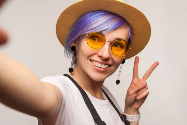 Portrait of beautiful glamour hipster girl taking selfie, lookin — Stock Photo, Image