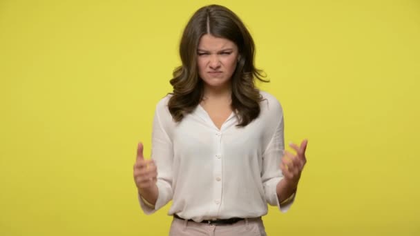 Wściekła Szalona Kobieta Brunetką Bluzce Podnosząca Pięści Patrząca Kamerę Wściekłą — Wideo stockowe