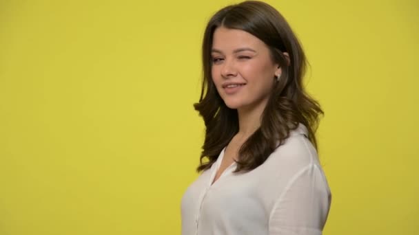 Mulher Bonita Incrível Com Cabelo Morena Blusa Flertando Com Sorriso — Vídeo de Stock