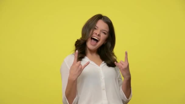 Ενθουσιασμένη Χαρά Μελαχρινή Κοπέλα Μπλούζα Που Δείχνει Ροκ Ρολ Χειρονομία — Αρχείο Βίντεο