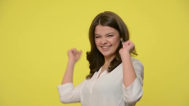 Hey Sen Bluzlu Mutlu Heyecanlı Esmer Kadın Işaret Parmağıyla Kamerayı — Stok video