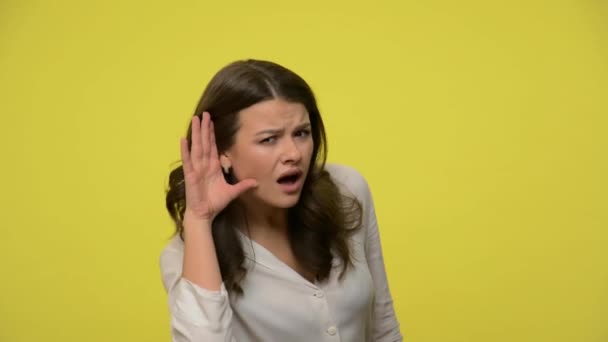 Problemy Słuchem Młoda Zdezorientowana Kobieta Brunetką Bluzce Trzymająca Się Rękę — Wideo stockowe