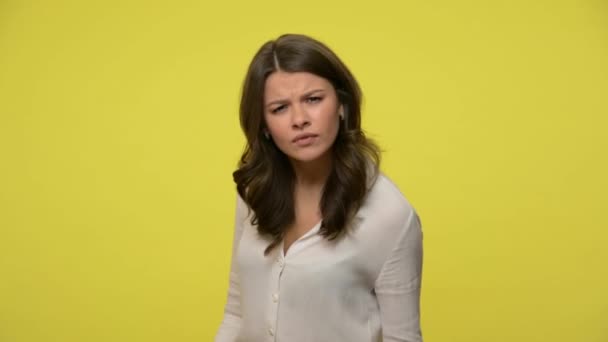 Qué Puedo Oírte Mujer Irritada Con Pelo Moreno Blusa Cogida — Vídeos de Stock