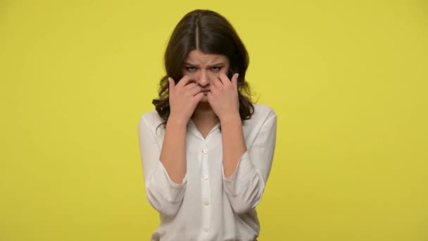 Üzücü Bir Kadın Bluzlu Esmer Saçlı Yüzükoyun Ellerinde Saklanıyor Gözyaşlarına — Stok video