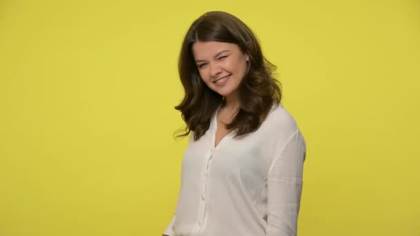 Mujer Atractiva Astuta Con Pelo Moreno Blusa Sonriendo Astutamente Misteriosamente — Vídeo de stock