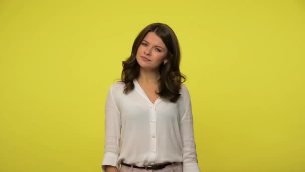 Eureka Mulher Feliz Inspirada Com Cabelo Morena Blusa Levantando Dedo — Vídeo de Stock