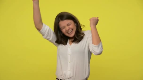 Aşırı Sevinçli Esmer Saçlı Bluzlu Evet Diye Bağıran Mutlulukla Çırpan — Stok video