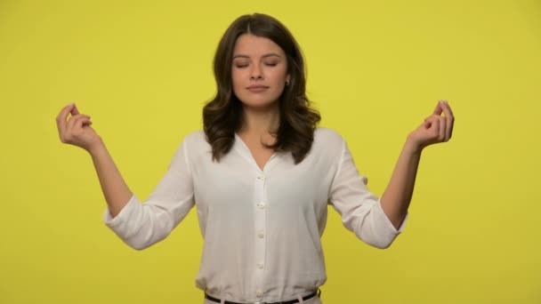 Menina Pacífica Com Cabelo Morena Blusa Segurando Dedos Gesto Mudra — Vídeo de Stock