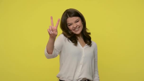 Весела Успішна Жінка Брюнеткою Блузці Радісно Посміхається Демонструє Жест Подвійної — стокове відео