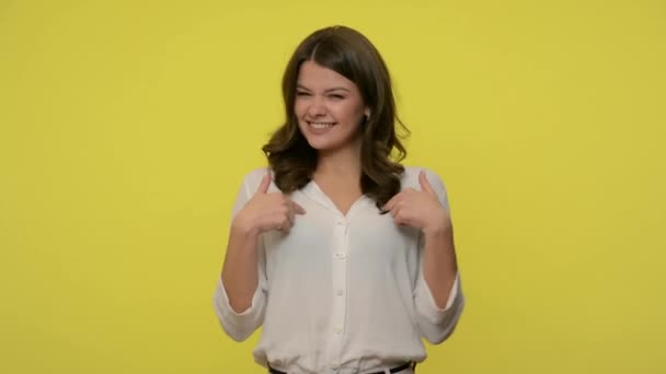 Dit Ben Aantrekkelijke Succesvolle Vrouw Met Brunette Haar Bloes Wijzend — Stockvideo